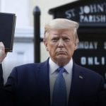 Trump vende Biblias para costear sus gastos legales crecientes